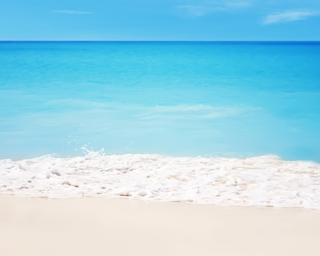 Белый песок на берегу