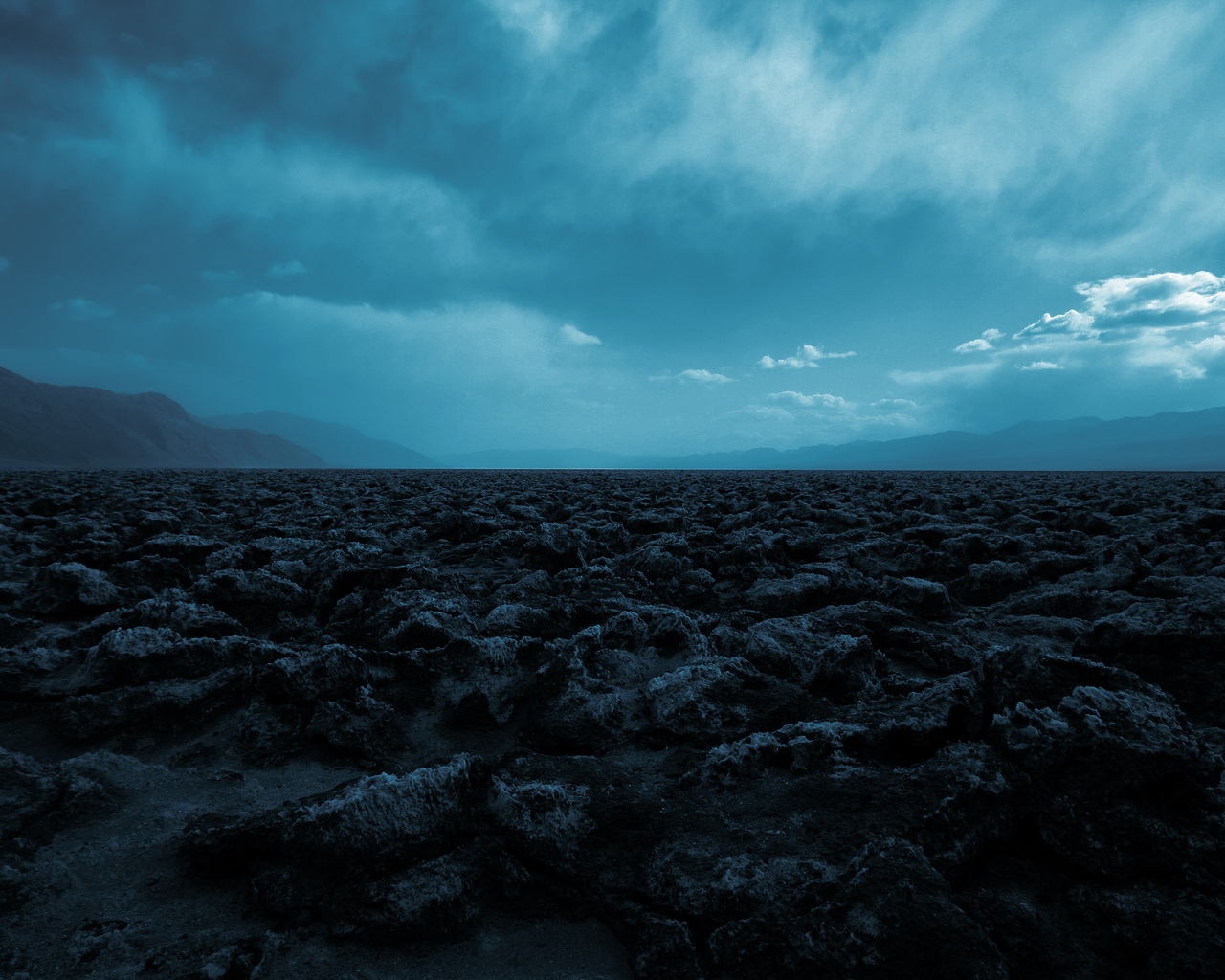 Синее небо над камнями