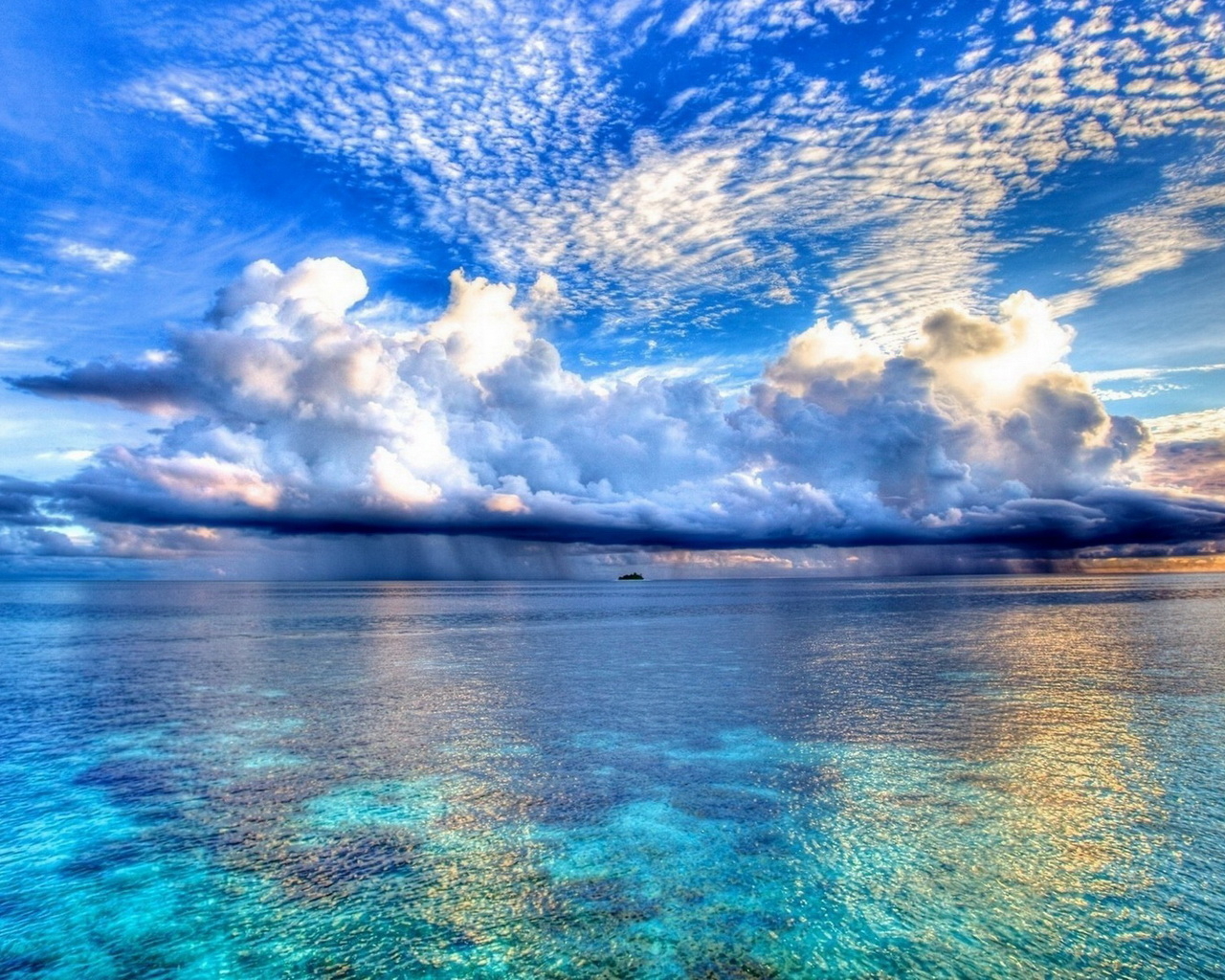 Голубое небо над морем