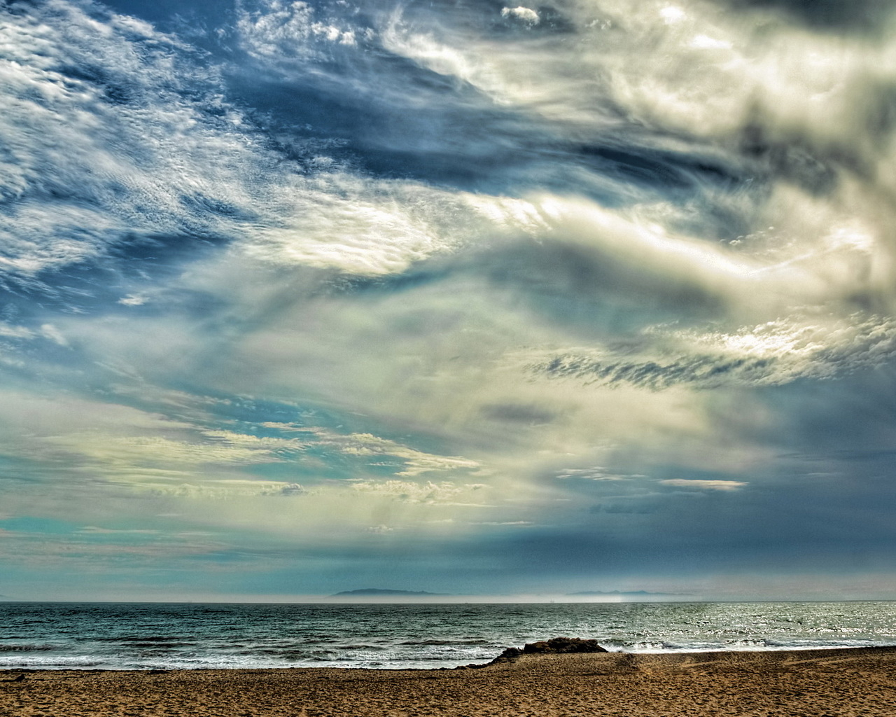 Красивые облака над пляжем