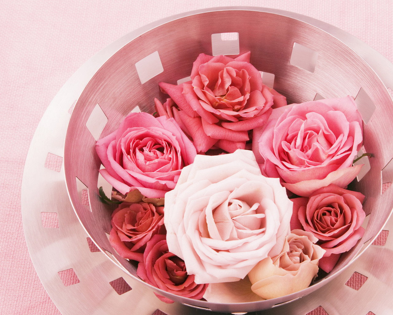 Бутоны роз в вазе