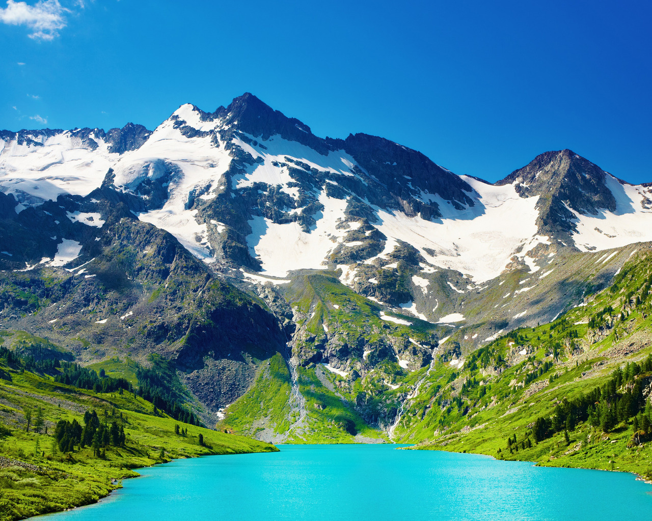 Голубое озеро в горах