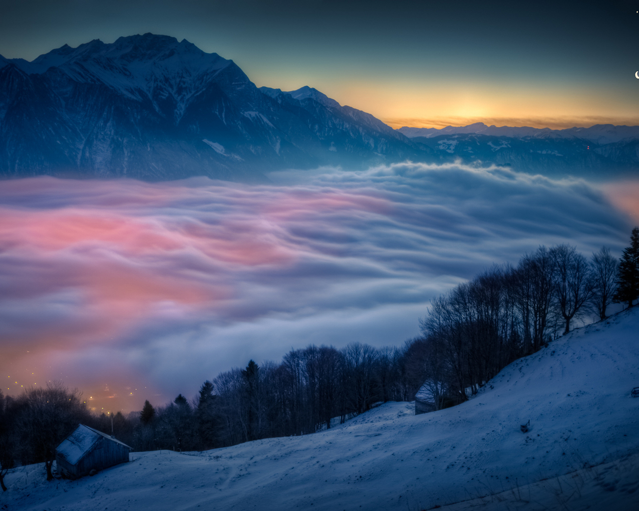 Город  у подножия гор