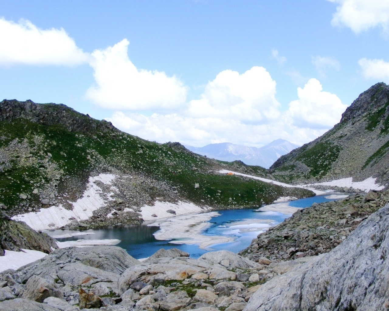 Озеро среди вершин