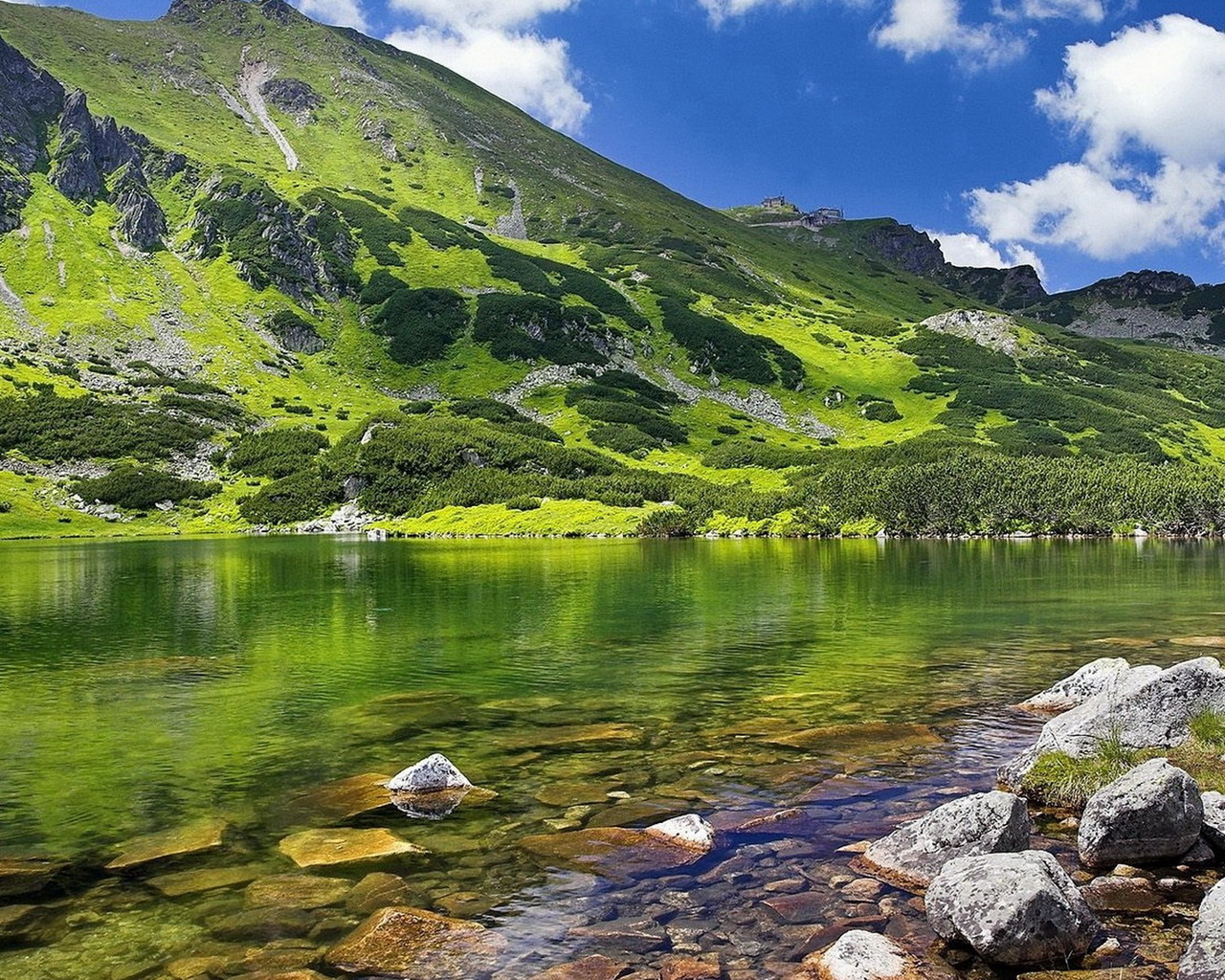 Озеро у подножия