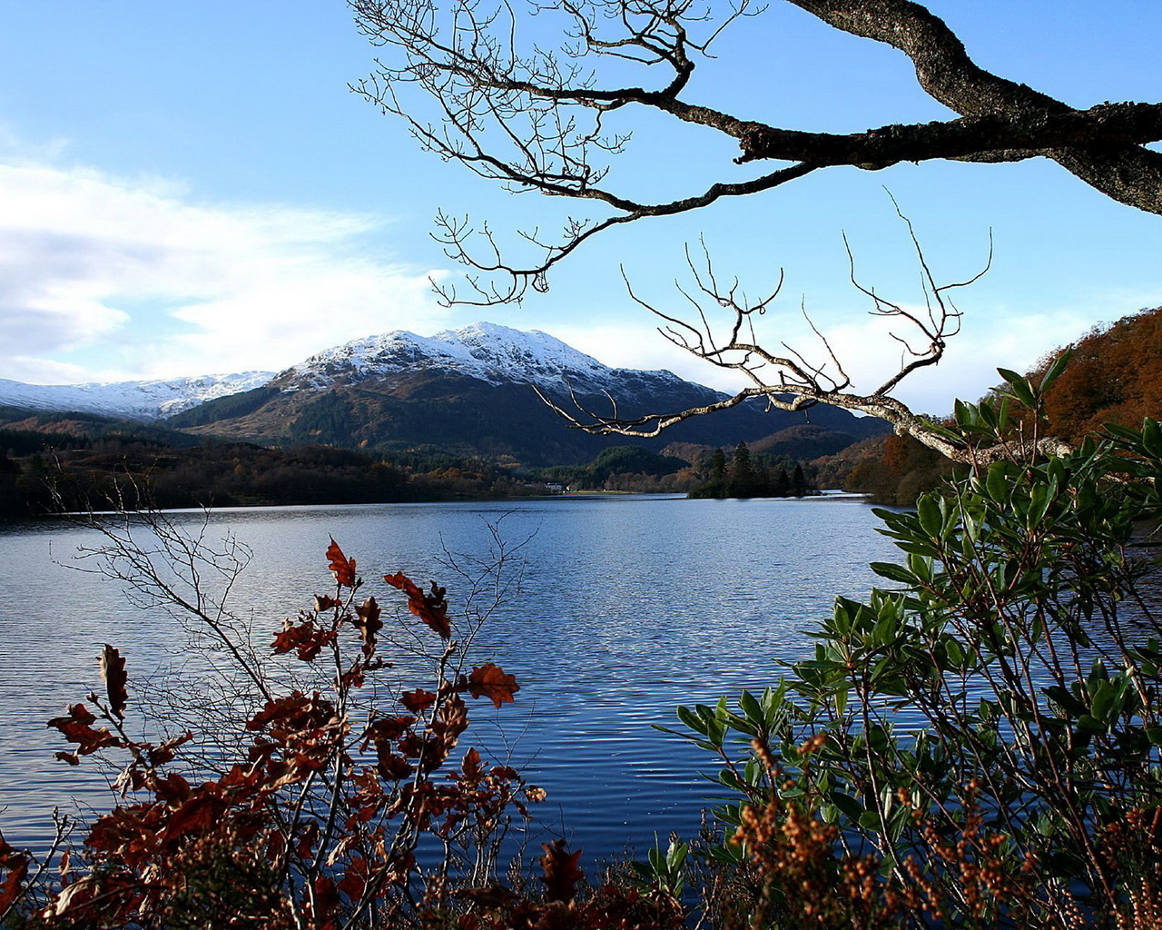 Озеро у подножия горы