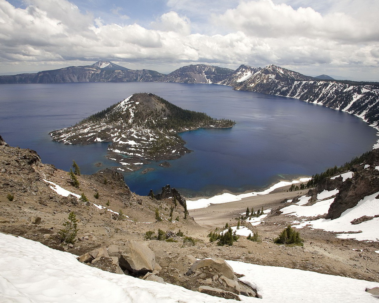 Озеро среди гор