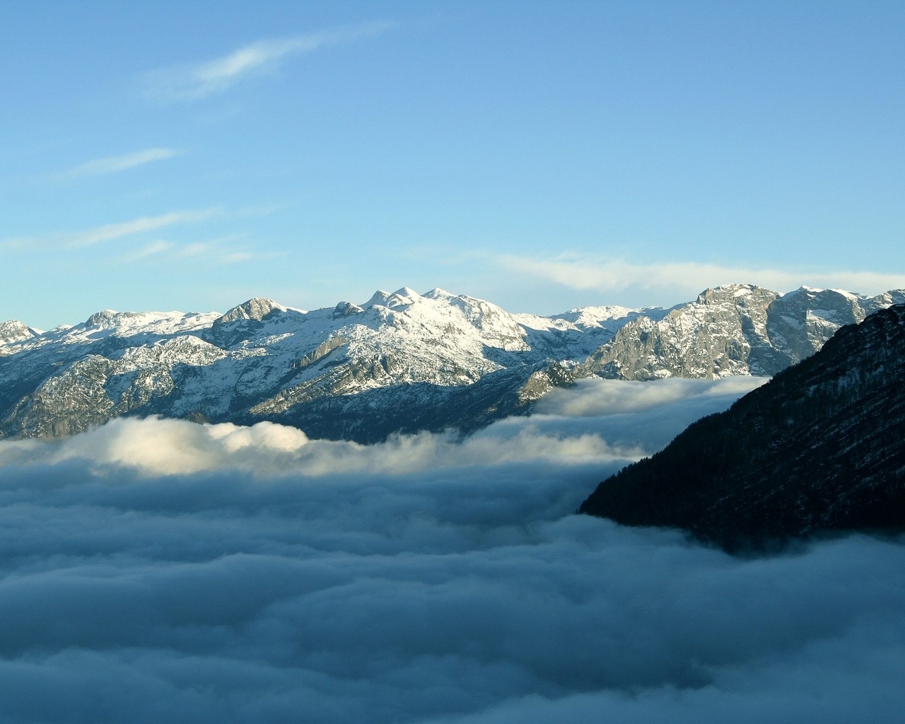 Туман у подножия гор