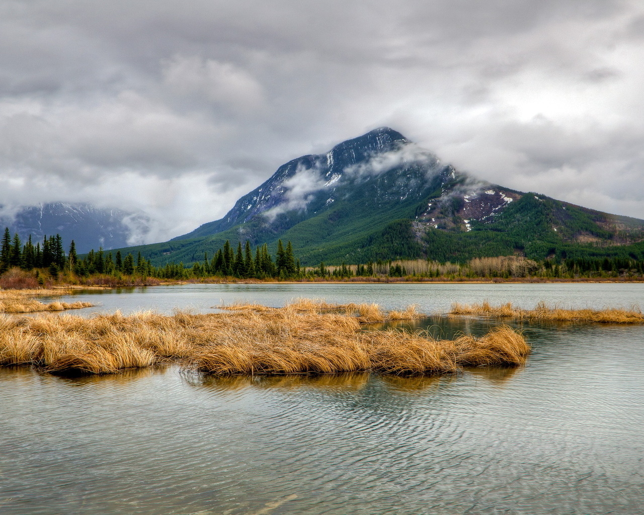 Горные вершины в облаках