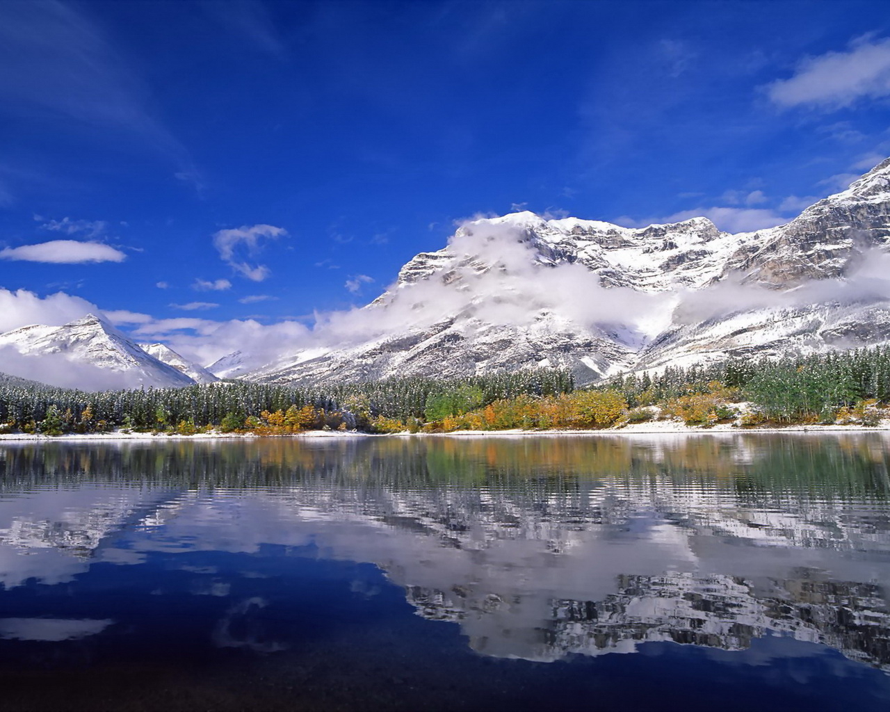 Горы и озеро