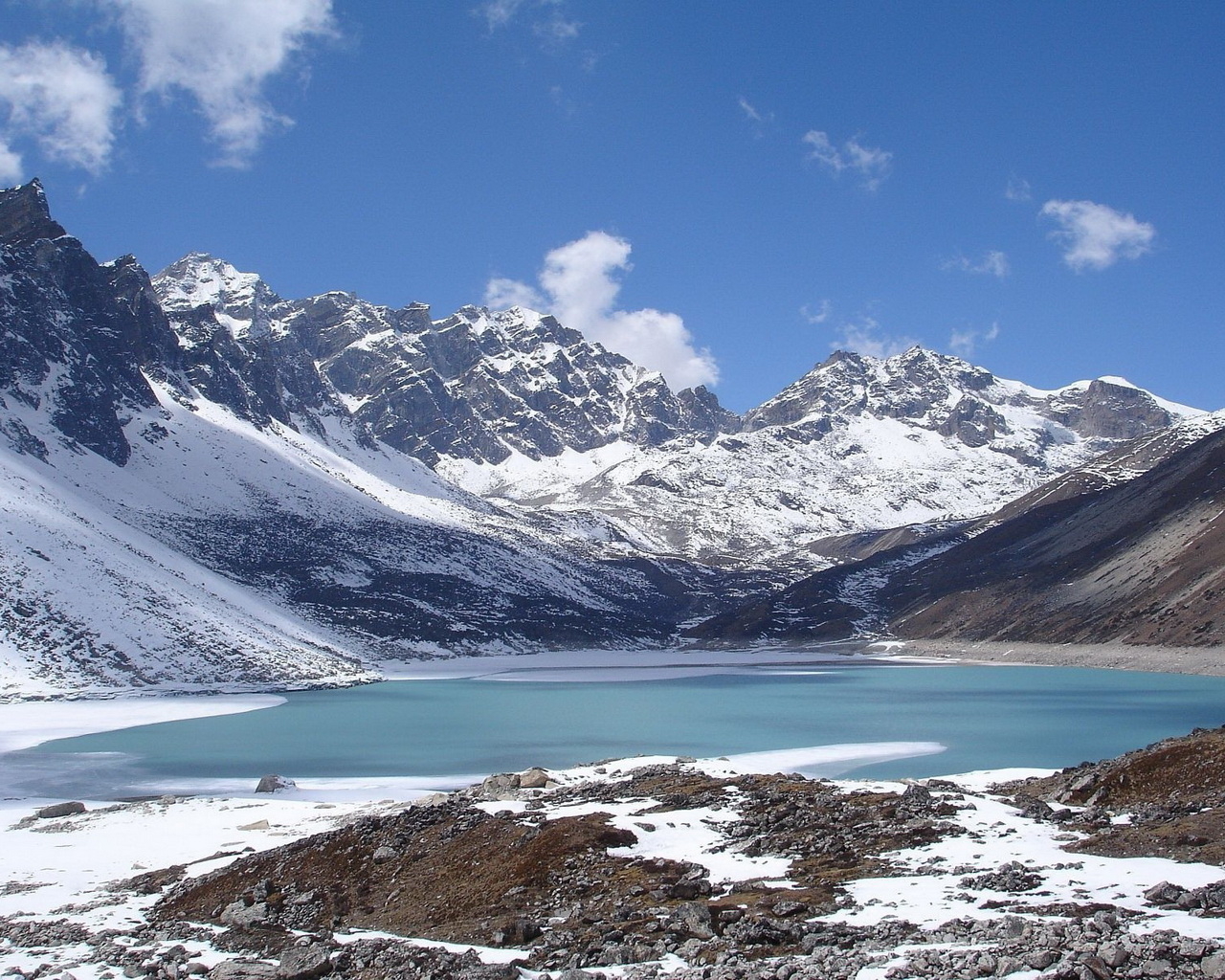 Горы и озеро