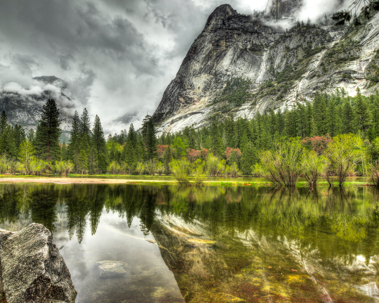 Горы и озеро