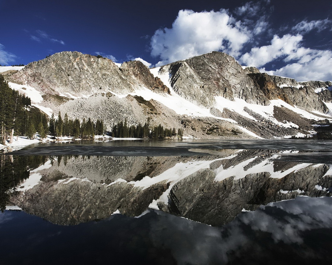 Горы и озеро