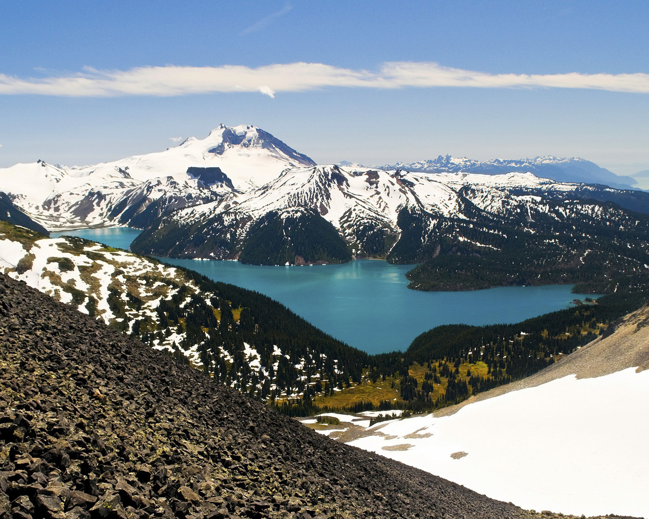 Горы и озеро