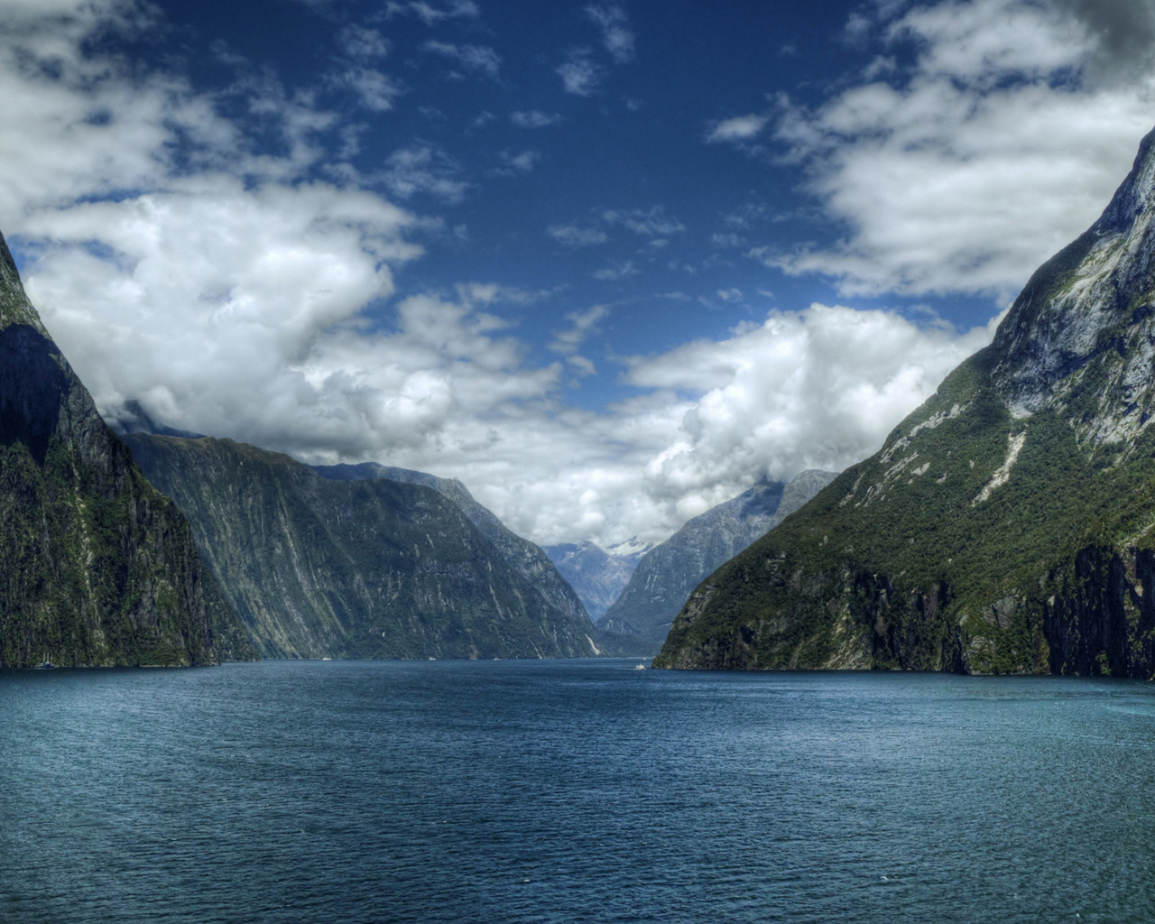 Горы и река