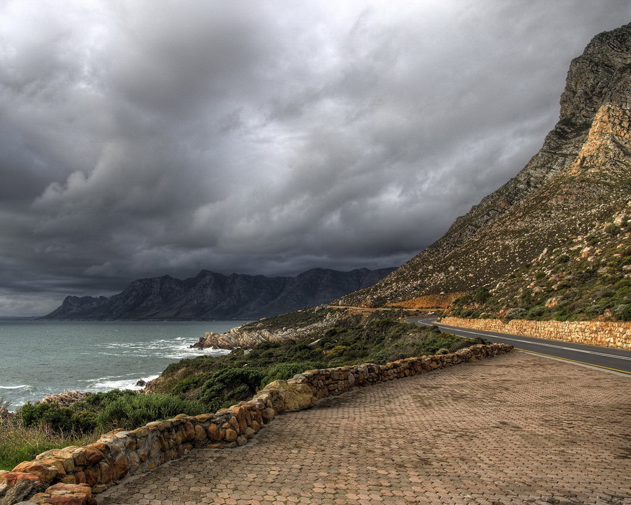 Горы и море