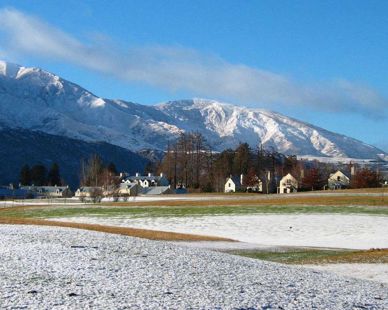 Горы у деревни