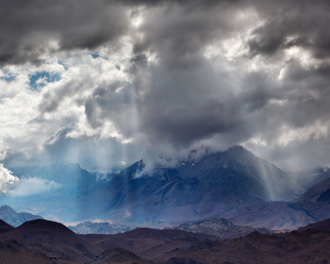 Пасмурное небо над горами