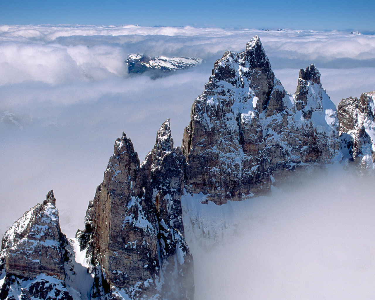 Скалы над облаками