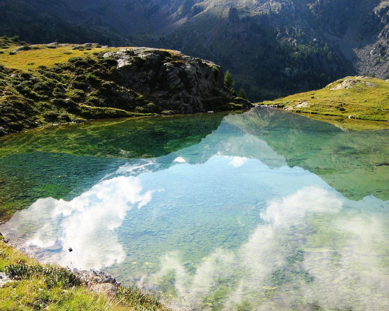 Маленькое озеро в горах