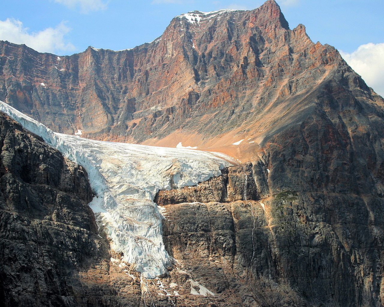 Снег в горах
