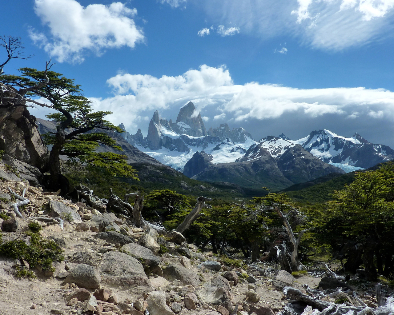 Снежные вершины под облаками