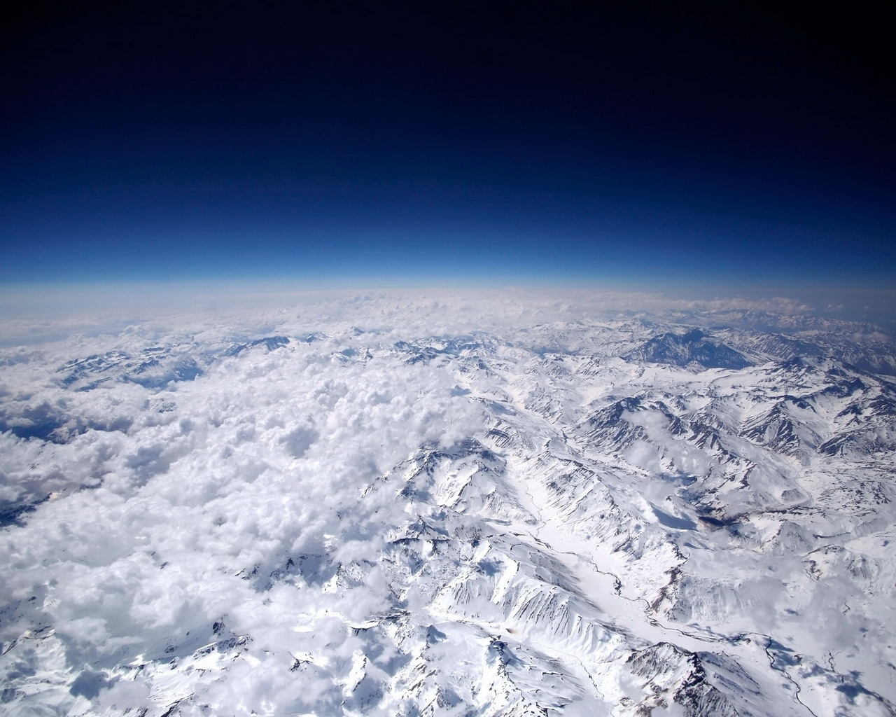 Вид сверху на горы