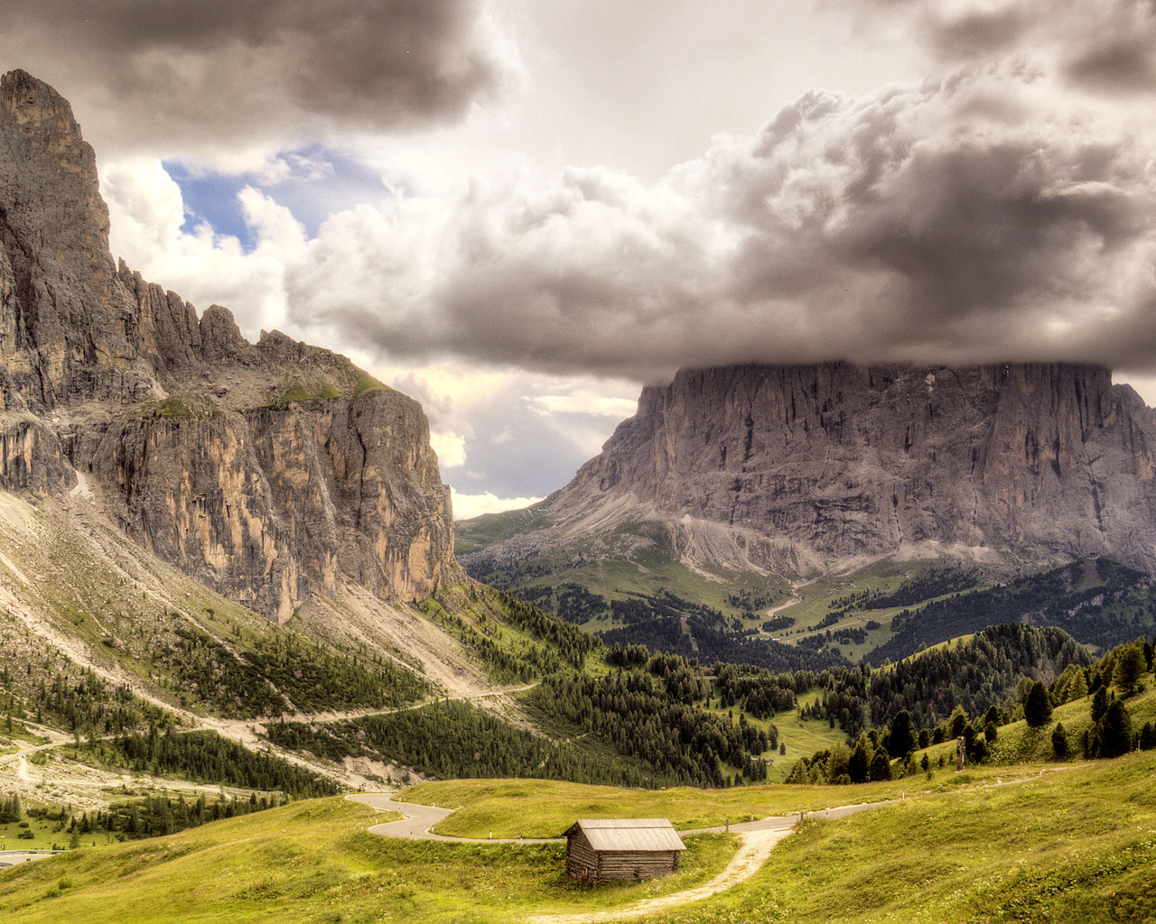 Долина среди скал