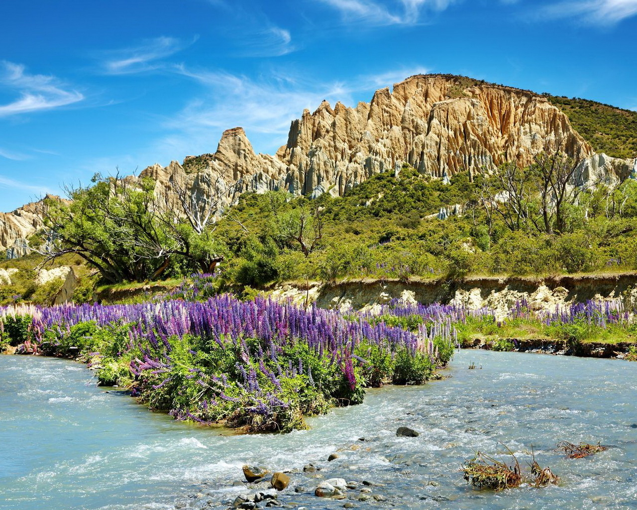 Скалы и речка