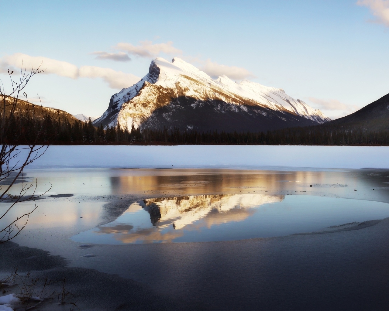 Горы и озеро