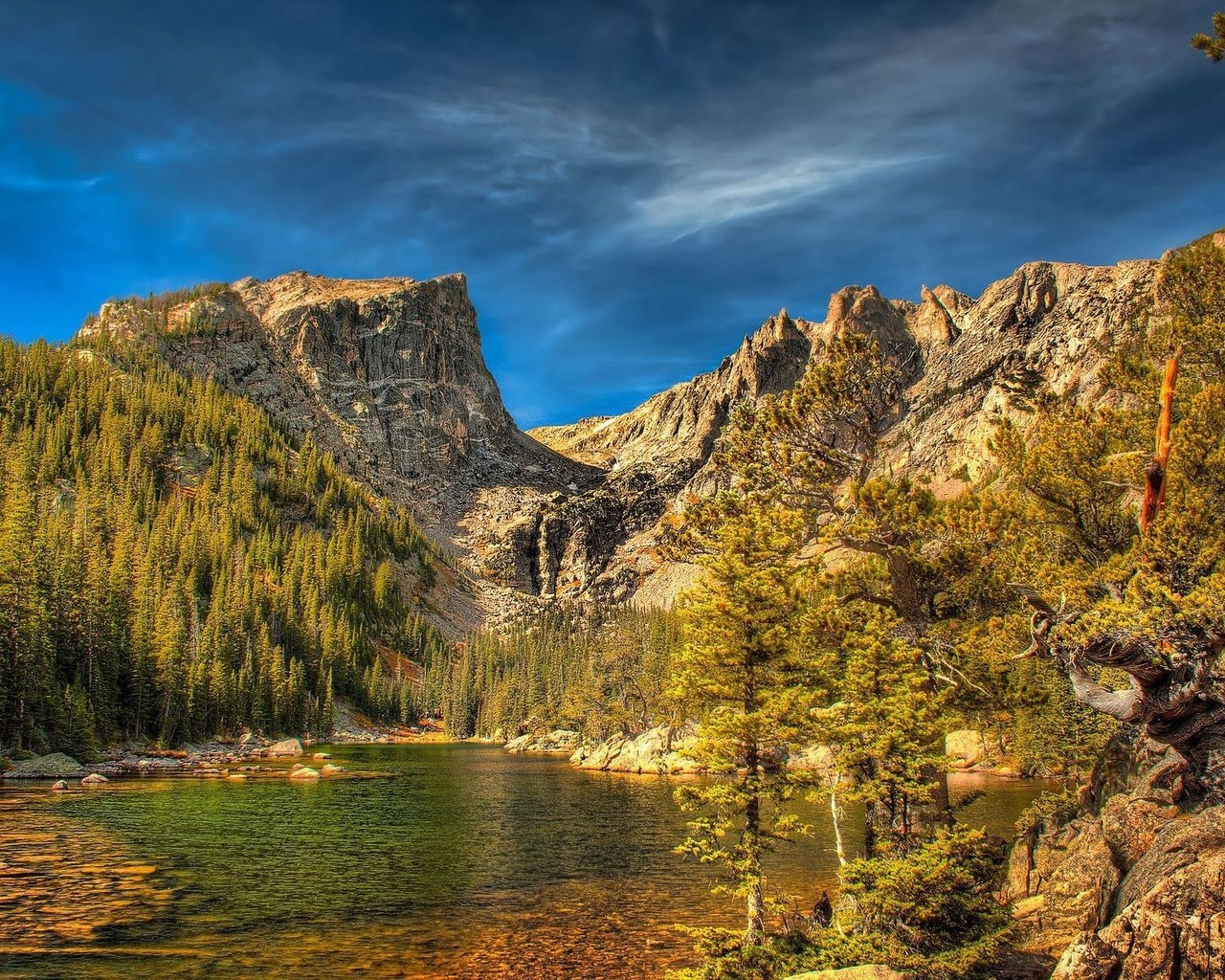 Озеро и горы