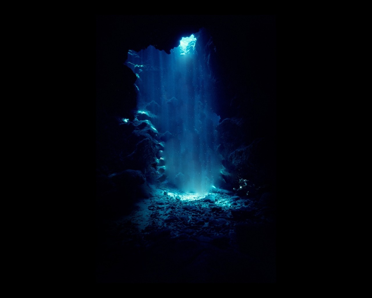 Голубой свет в пещере