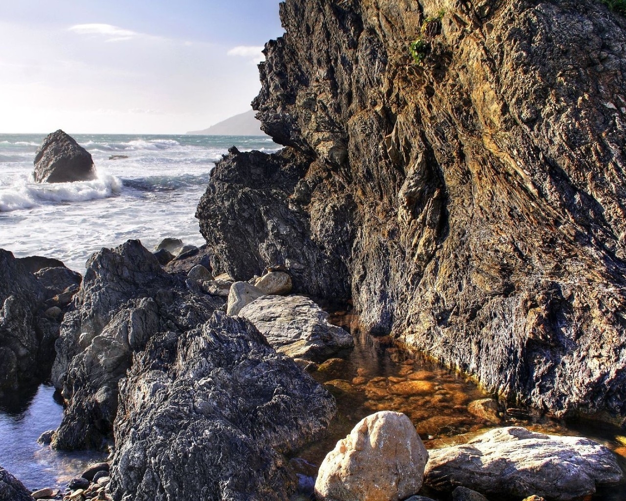 Береговые скалы