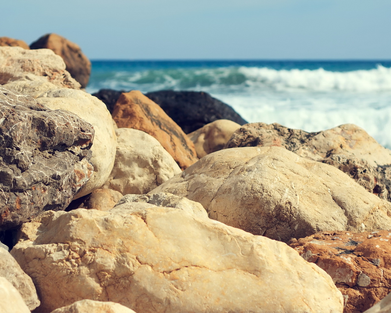 Прибрежные камни