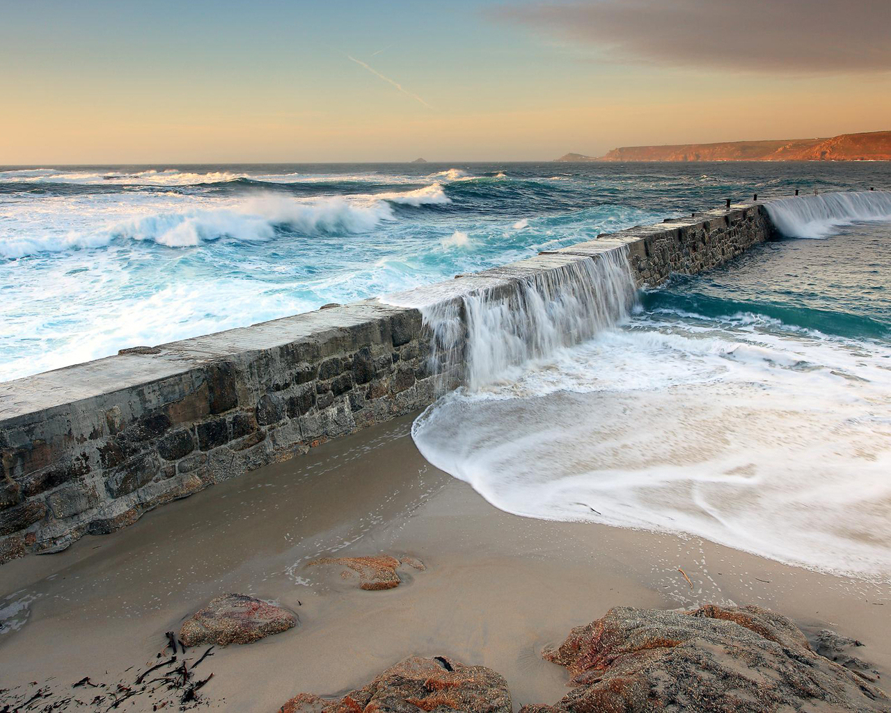 Ограждение на берегу