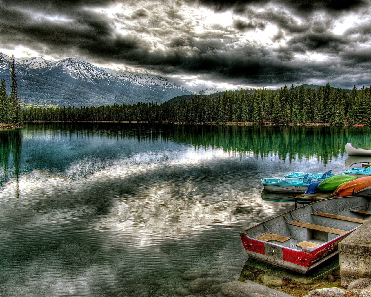 Лесное озеро и горы