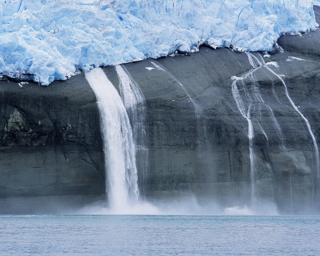 Ледник на скале