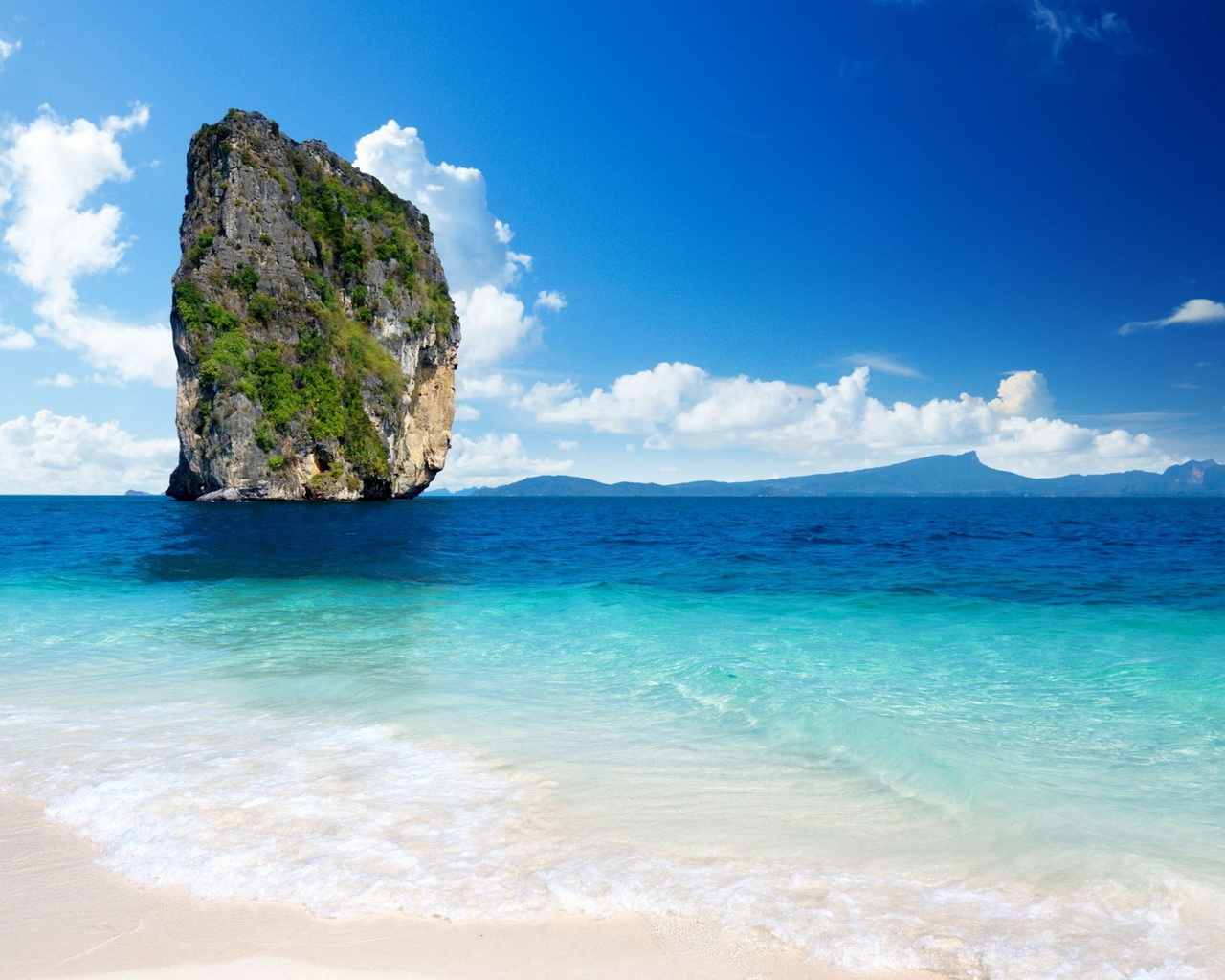 Огромный камень в море