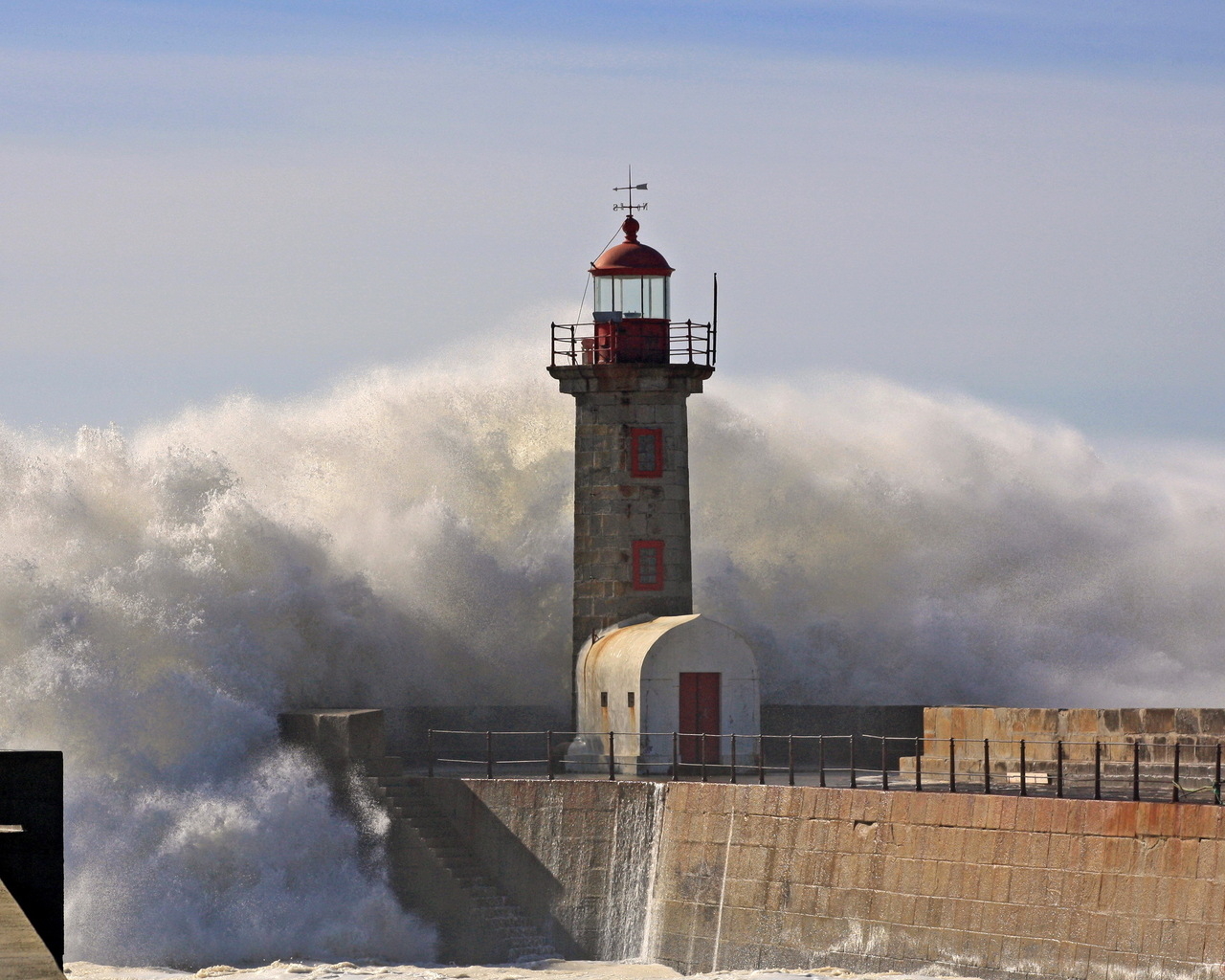Маяк и волны