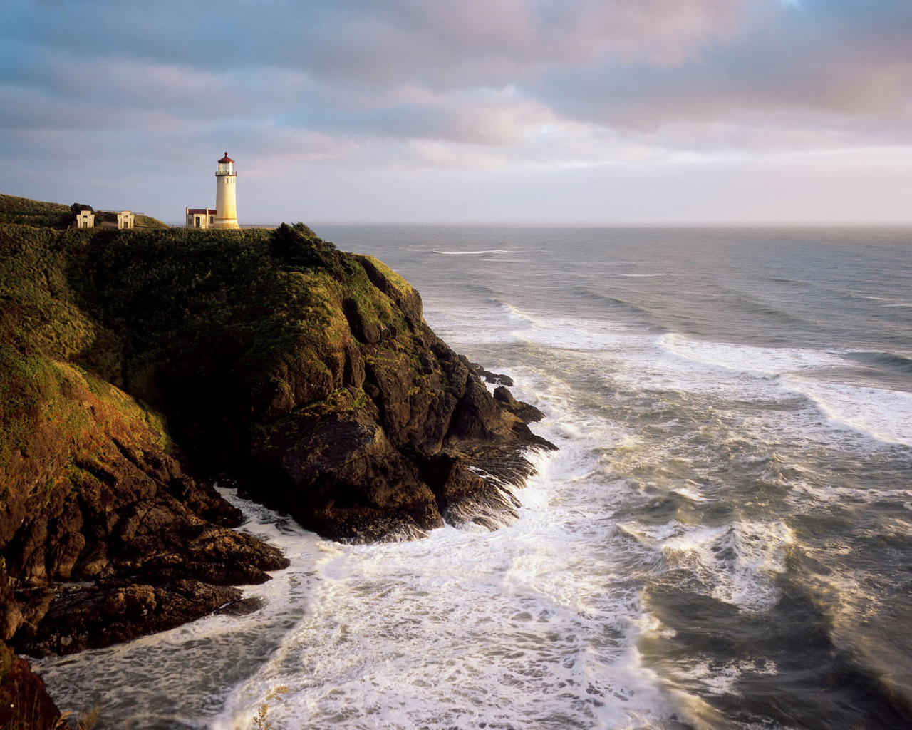 Маяк на берегу