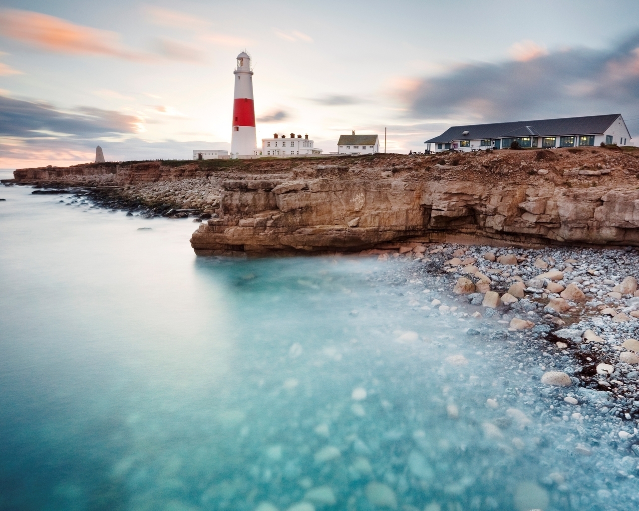 Маяк на берегу