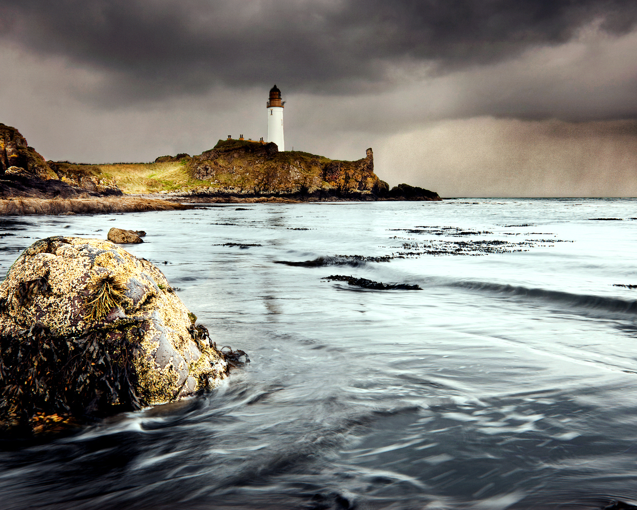 Маяк на берегу