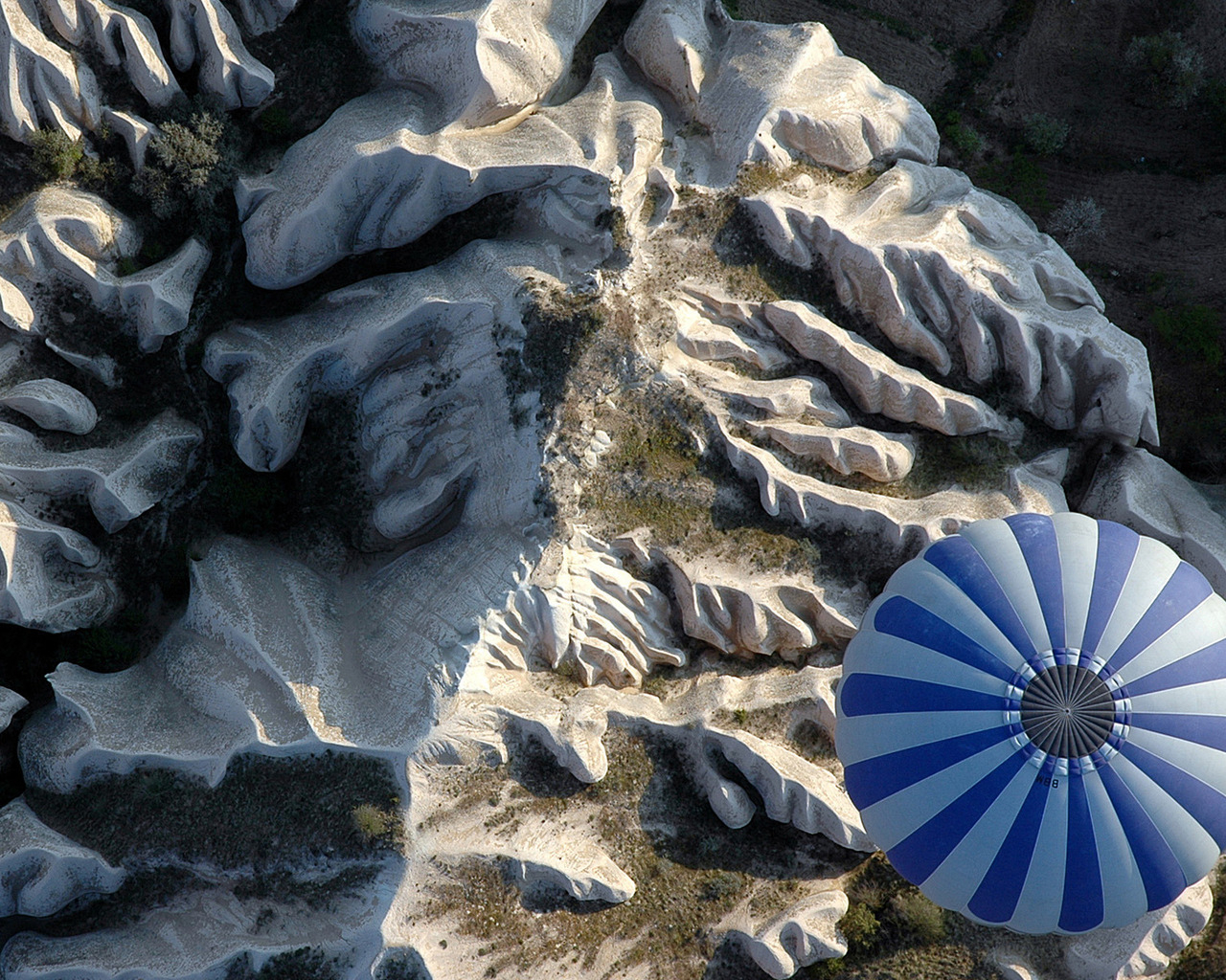 Горы и воздушный шар