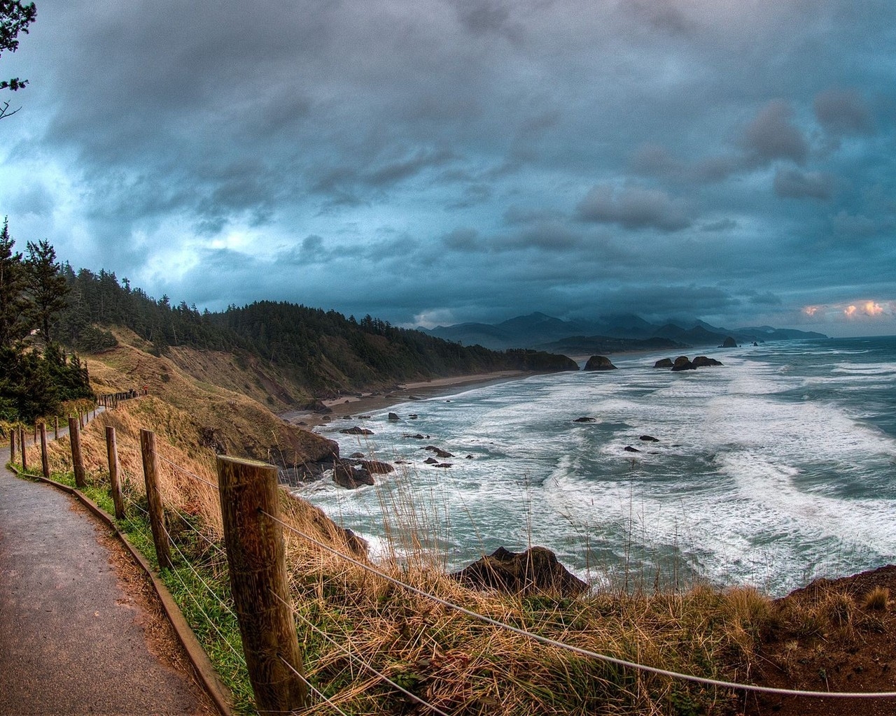 Тропинка на побережье