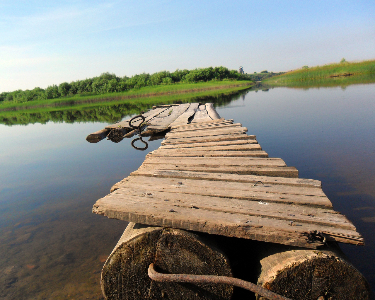 Плот на озере
