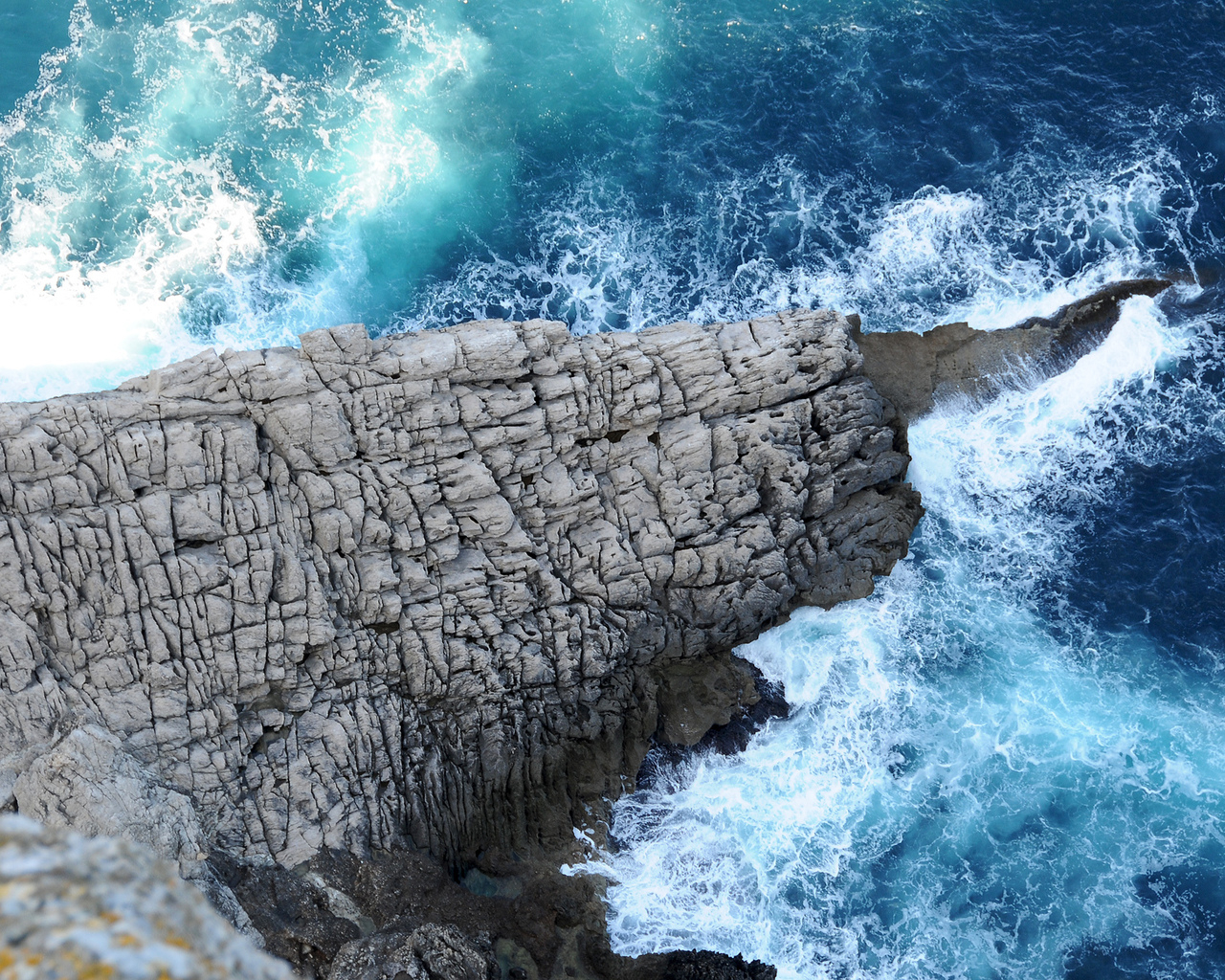 Скалы и волны