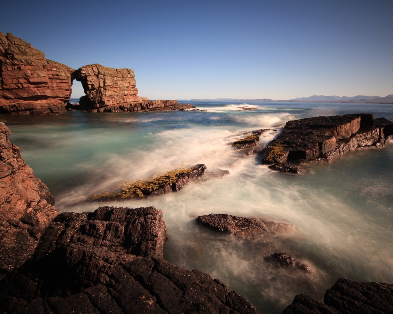 Скалы около берега