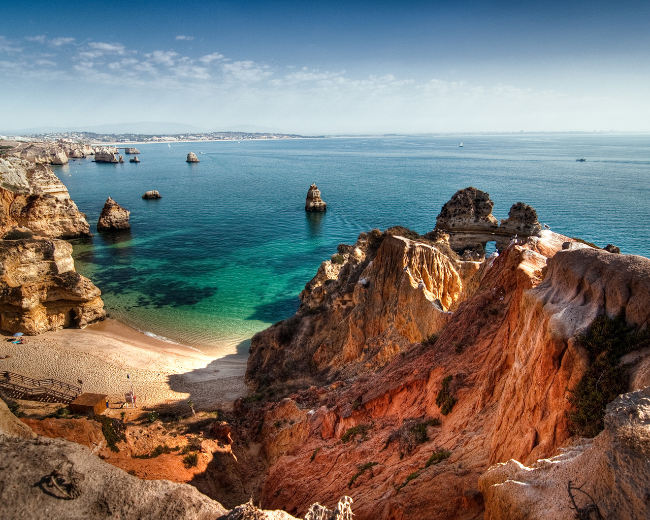 Скалы на побережье