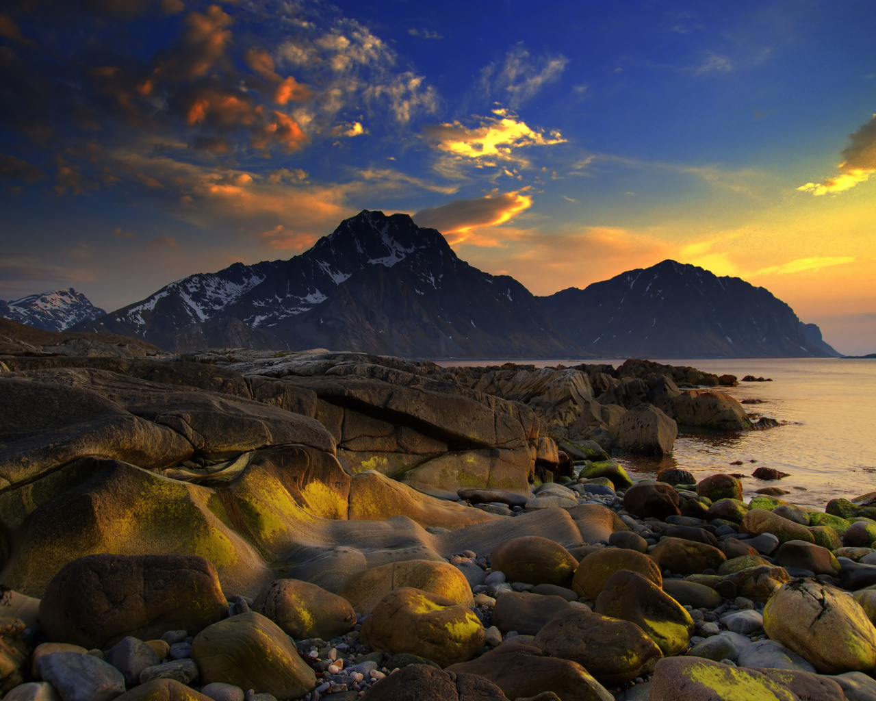 Скалы на берегу