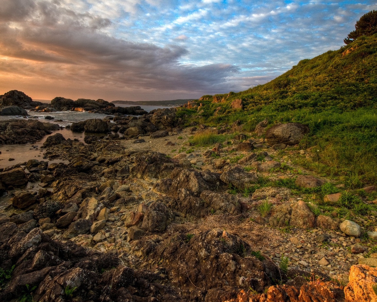 Каменистый берег